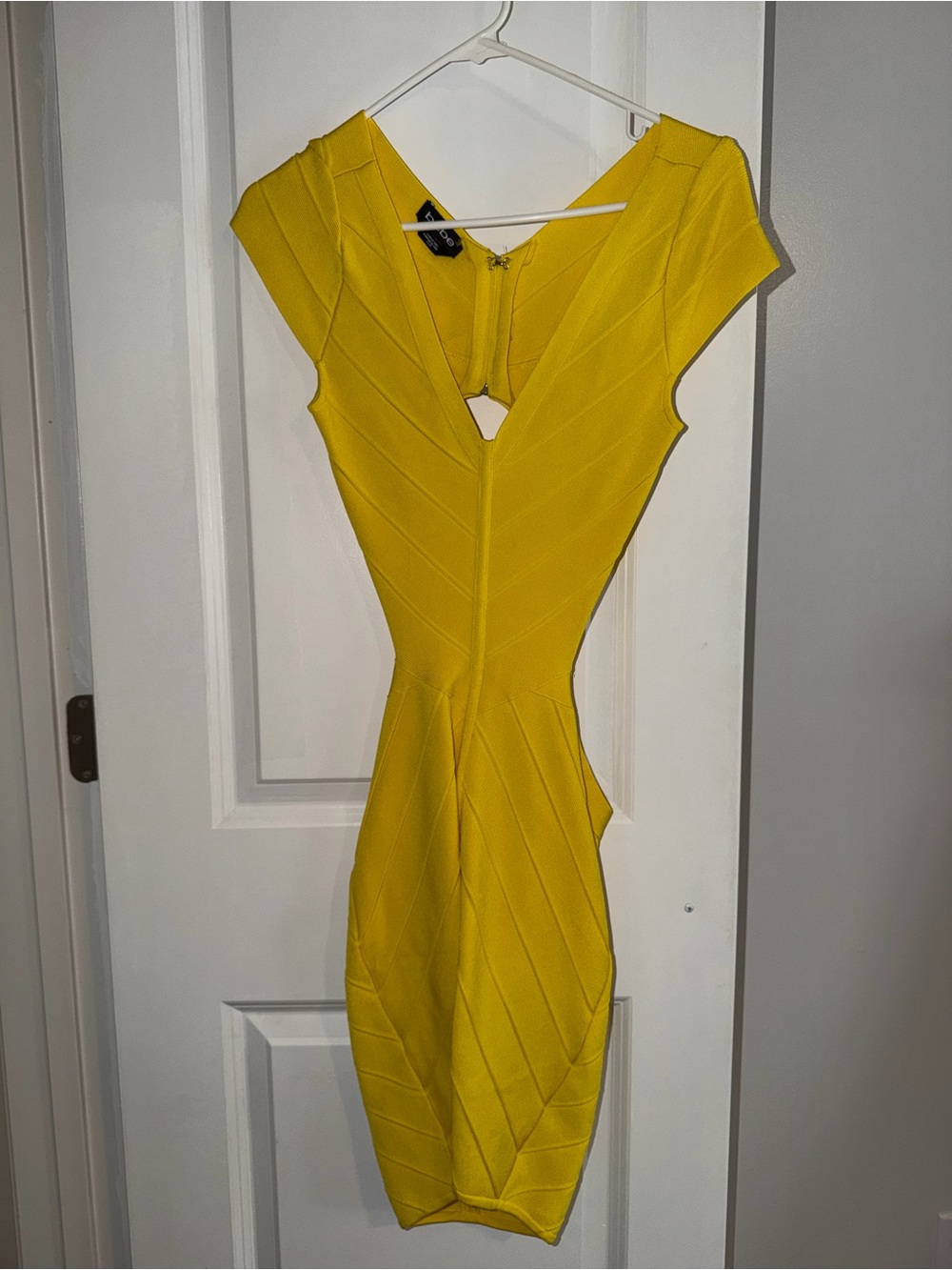 Bebé V-Neck Open Back Bandage Dress